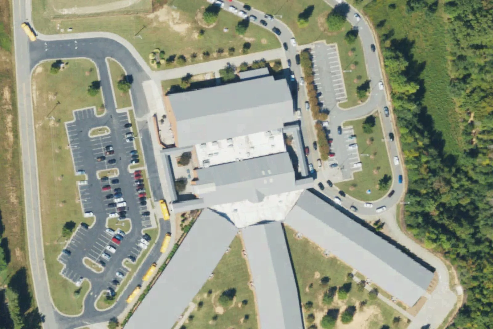 Mooresville Intermediate School's classroom wings and car line on Coddle Creek Highway in Mooresville, seen from the air